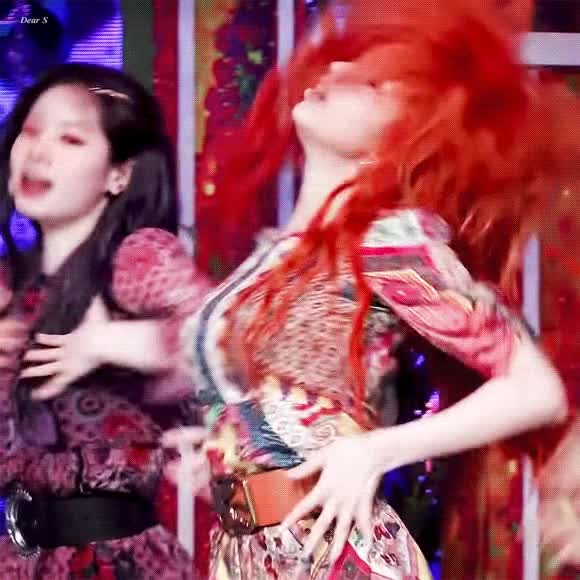 사람 홀리는 사나의 눈빛 8.gif