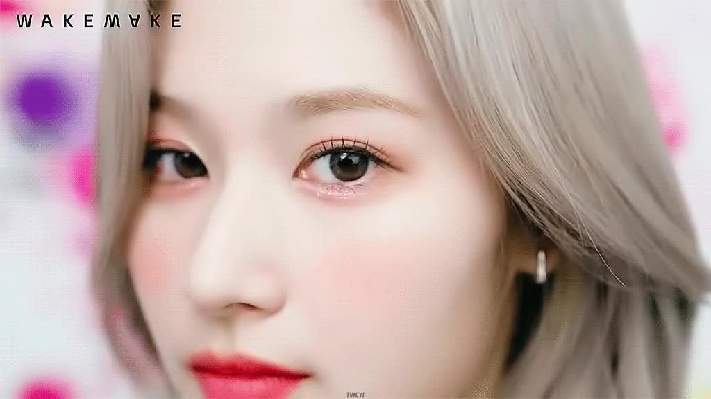 웨이크메이크 화장품 광고 찍은 사나 3.gif