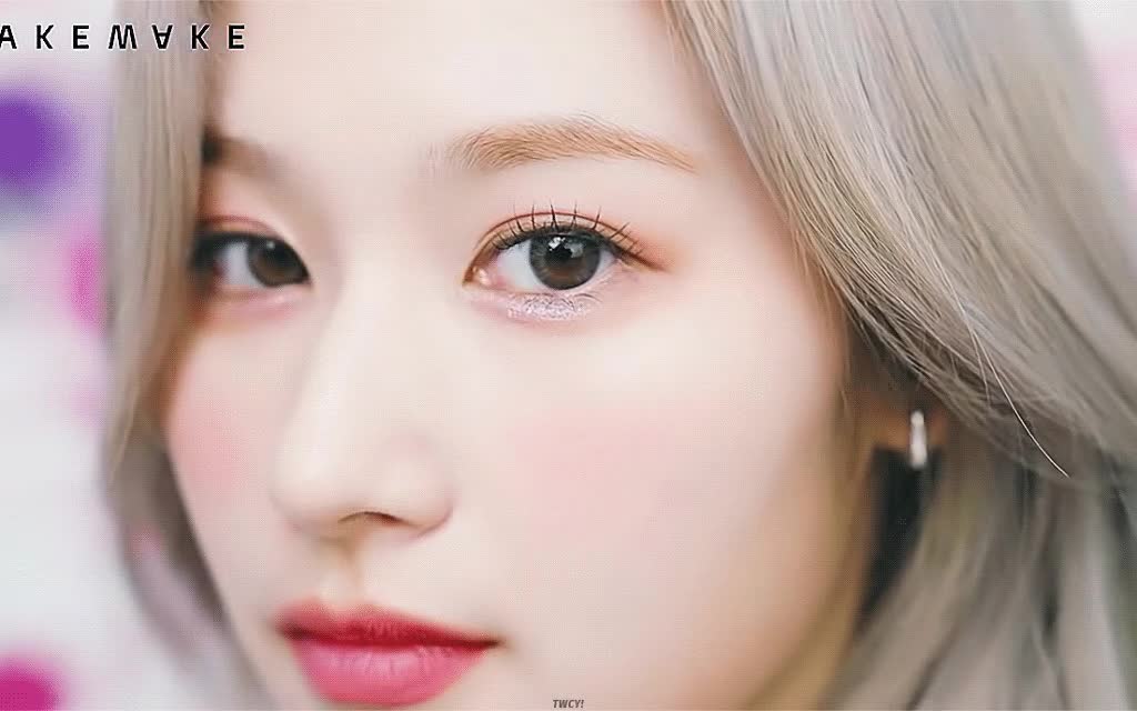 웨이크메이크 화장품 광고 찍은 사나 1.gif