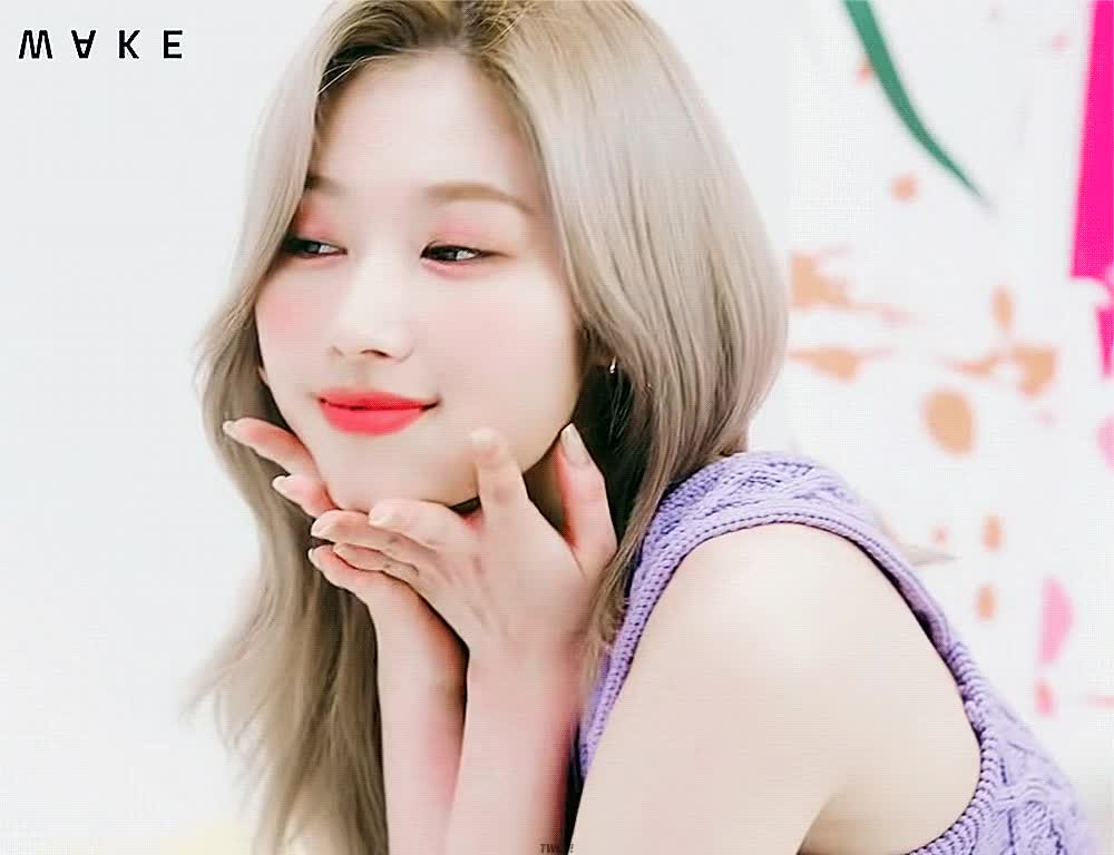 웨이크메이크 화장품 광고 찍은 사나 4.gif