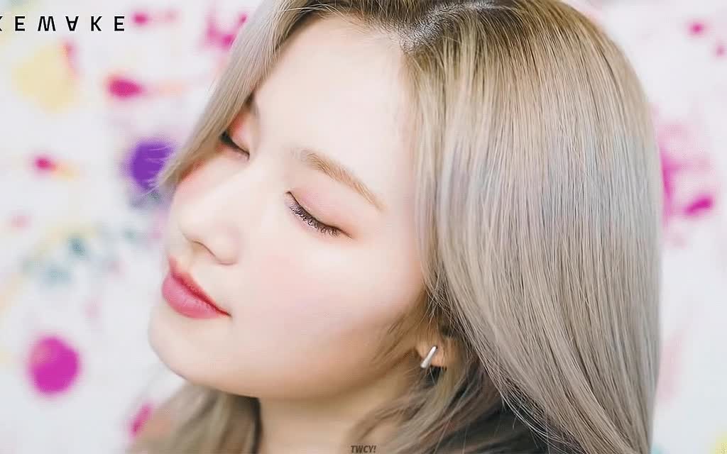 웨이크메이크 화장품 광고 찍은 사나 2.gif