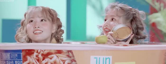 6개장이 된 모모 사나 ㅋㅋ 4.gif