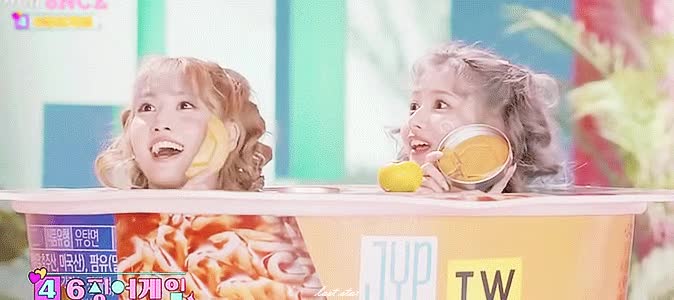6개장이 된 모모 사나 ㅋㅋ 2.gif