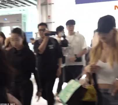 트와이스 사나의 공항패션 3.gif