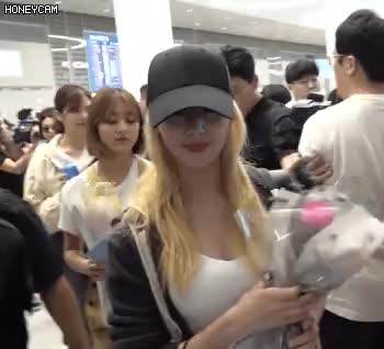 트와이스 사나의 공항패션 5.gif