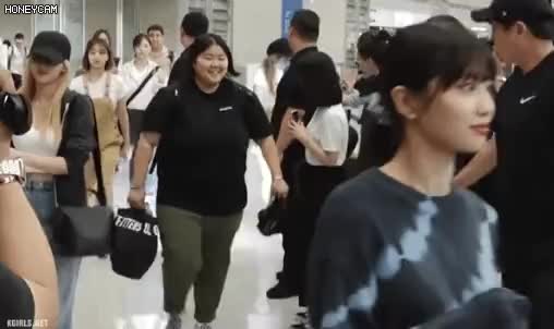 트와이스 사나의 공항패션 4.gif