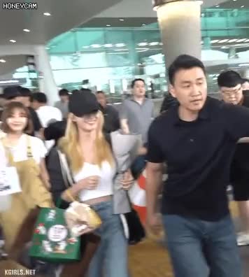 트와이스 사나의 공항패션 1.gif