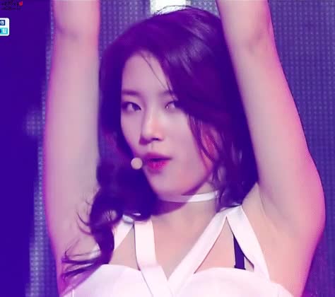 미스에이시절 팔올린 수지 2.gif