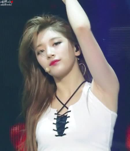 미스에이시절 팔올린 수지 1.gif