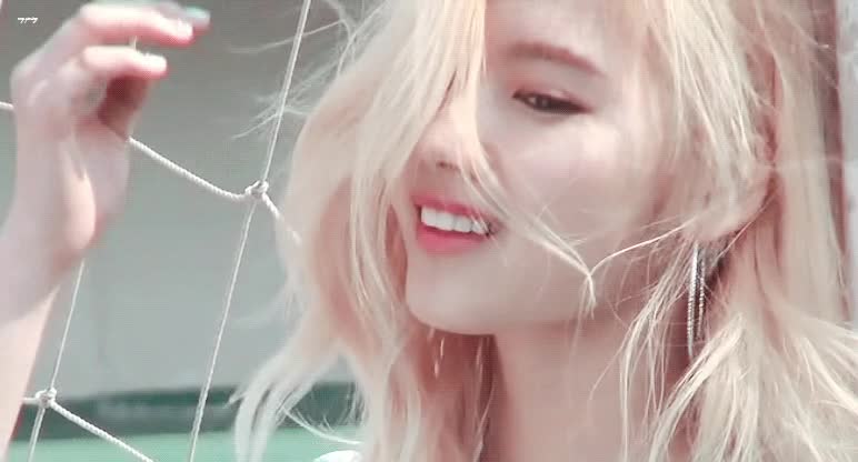 트와이스 눈빛 좋은 사나 1.gif
