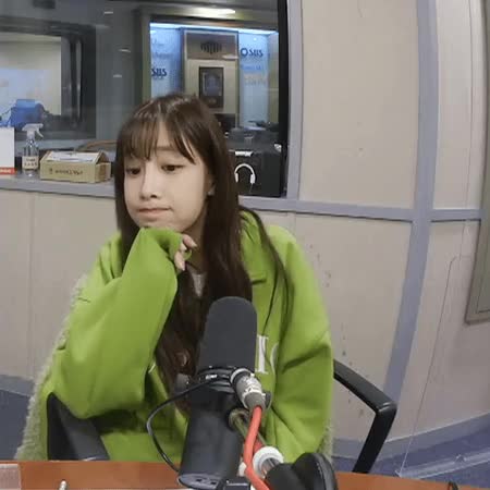 배텐에서 귀여운척 했다가 바로 사과하는 러블리즈 유지애 10.gif
