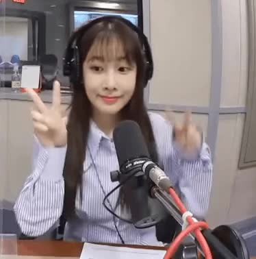 배텐에서 귀여운척 했다가 바로 사과하는 러블리즈 유지애 11.gif