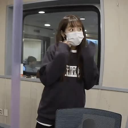 배텐에서 귀여운척 했다가 바로 사과하는 러블리즈 유지애 12.gif