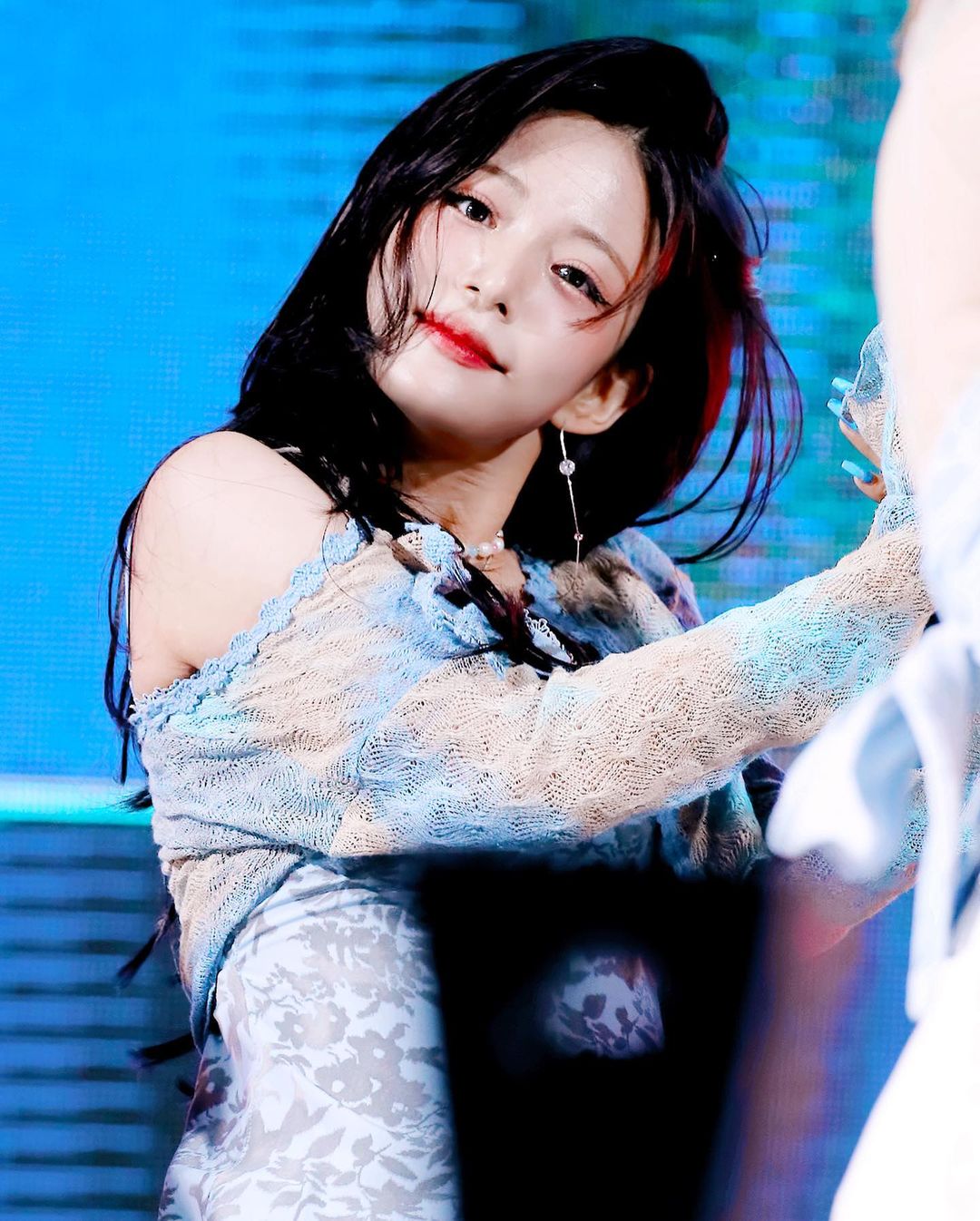 fromis9.chaeyoungs_p_CeYYjhGlAAr_9.jpg
