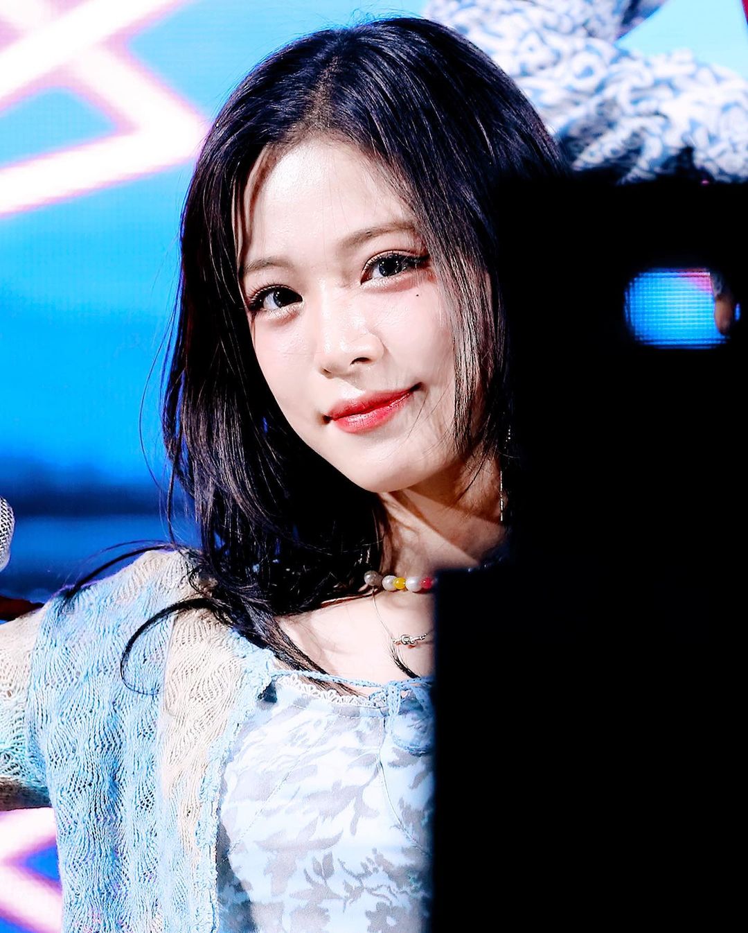 fromis9.chaeyoungs_p_CeYYjhGlAAr_10.jpg