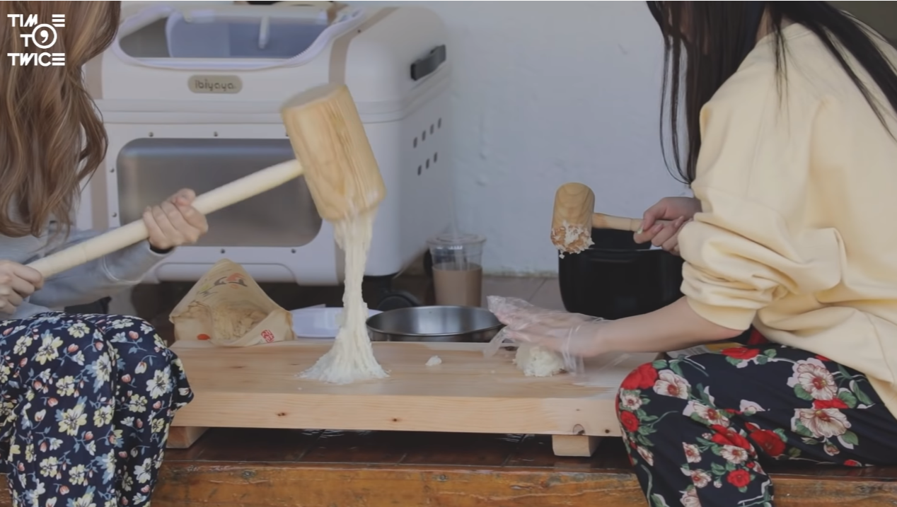 맷돌로 커피를, 도마에서 떡을 만드는 트와이스 - 꾸르
