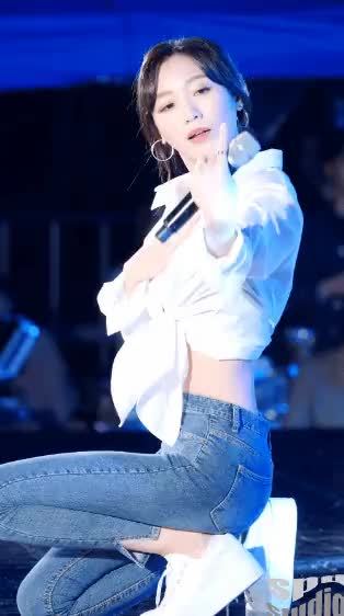 러블리즈 수정 청바지핏 잘록한 허리라인 8.gif