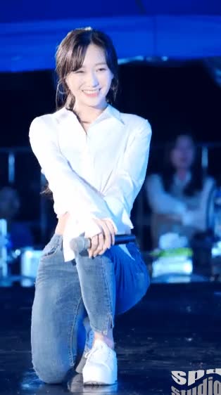 러블리즈 수정 청바지핏 잘록한 허리라인 2.gif