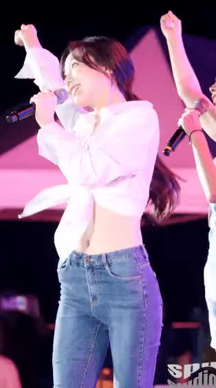 러블리즈 수정 청바지핏 잘록한 허리라인 4.gif