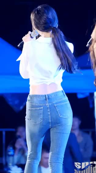 러블리즈 수정 청바지핏 잘록한 허리라인 5.gif