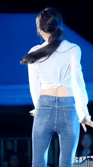 러블리즈 수정 청바지핏 잘록한 허리라인 6.gif