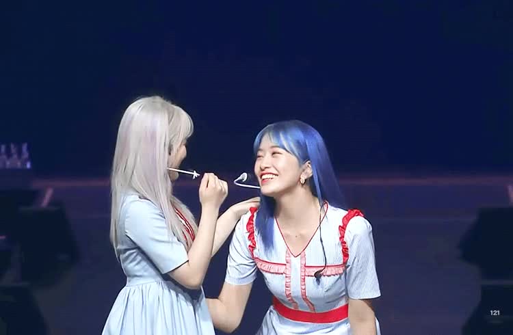 사이타마콘서트 나코 안유진 투샷 2.gif