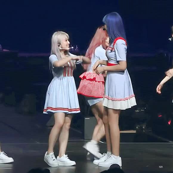 사이타마콘서트 나코 안유진 투샷 1.gif