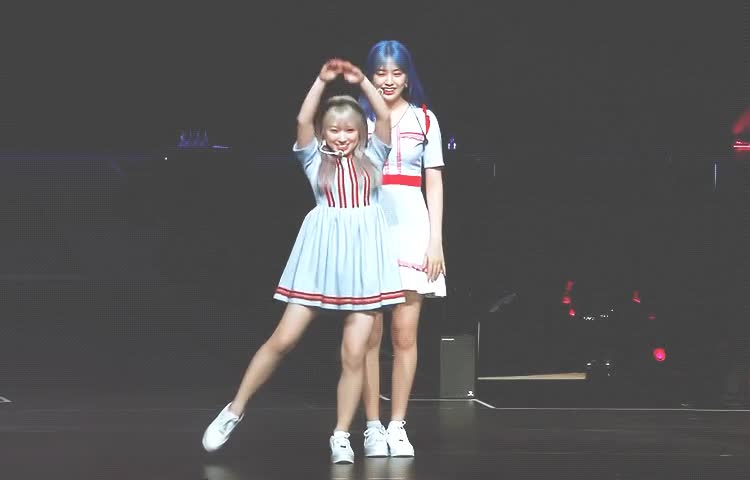 사이타마콘서트 나코 안유진 투샷 3.gif