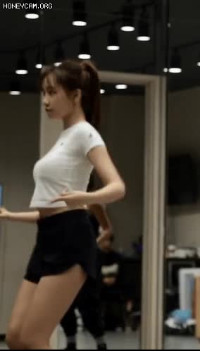 은근히 섹시한 조유리 3.gif