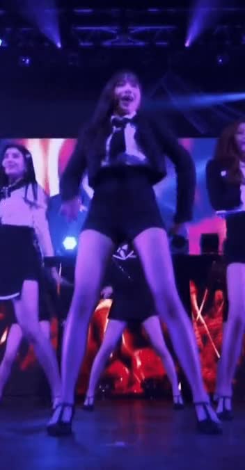 은근히 섹시한 조유리 9.gif