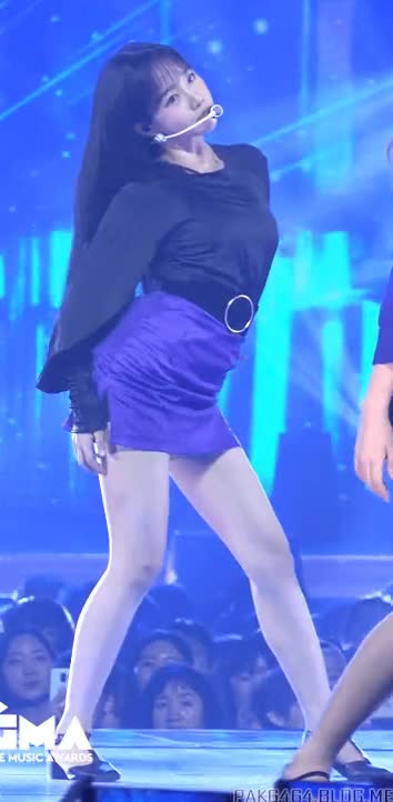 은근히 섹시한 조유리 10.gif