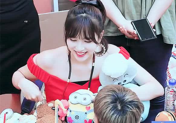 인형이 좋은 트와이스 미나 2.gif