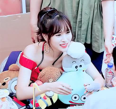 인형이 좋은 트와이스 미나 1.gif