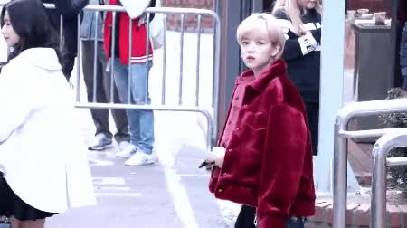 손 흔들어주는 트와이스 정연.gif