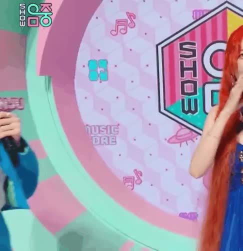 선미가 가르쳐 준 훌라춤 추는 민주 1.gif