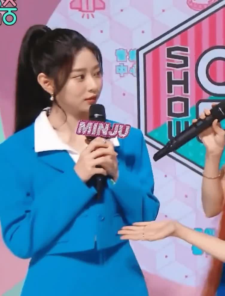 선미가 가르쳐 준 훌라춤 추는 민주 3.gif
