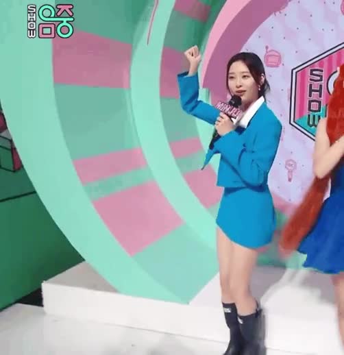 선미가 가르쳐 준 훌라춤 추는 민주 2.gif