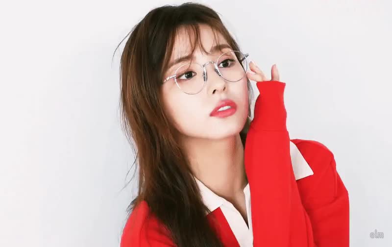 안경 써도 예쁜 신세경 3.gif