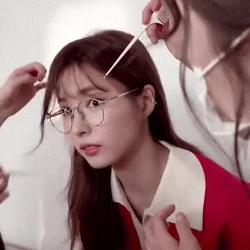 안경 써도 예쁜 신세경 2.gif