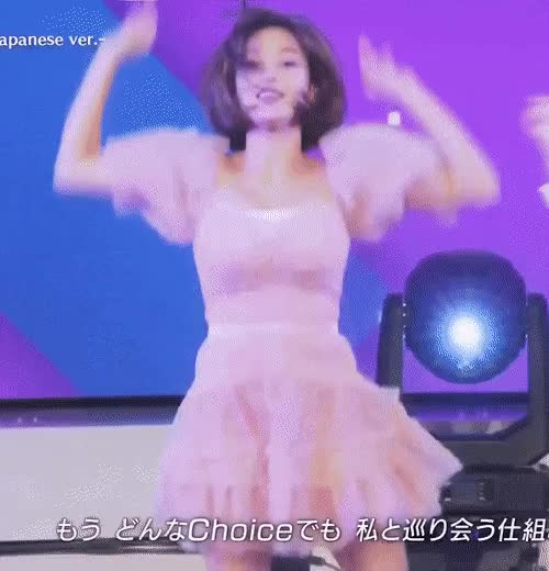 분홍 드레스 입고 숙이는 트와이스 지효.gif