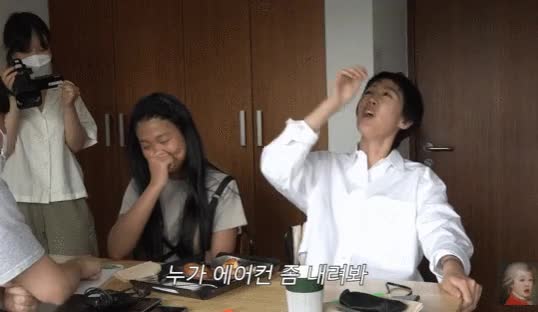 유튜브 촬영하다 딸이 혼나는거 보고 빵터진 홍진경 - 꾸르