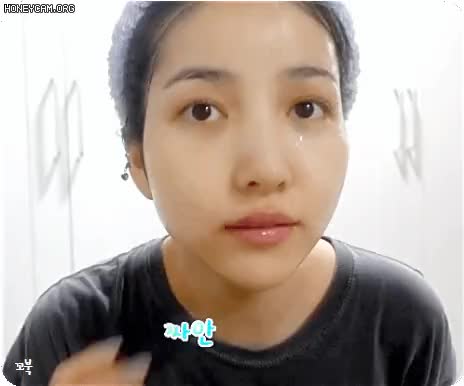 머리 뒤로 묶고 쌩얼 공개한 소원 3.gif
