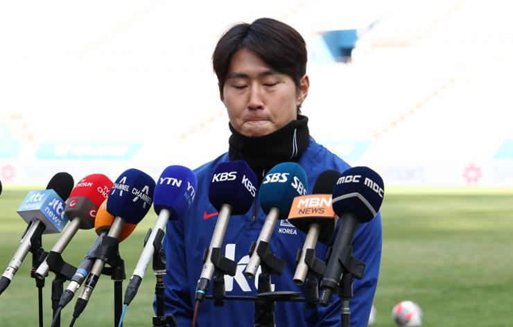 Korean football player Lee Kang-in offers an apology for his role in a row at Seoul World Cup Stadium in Seoul, March 20. Yonhap