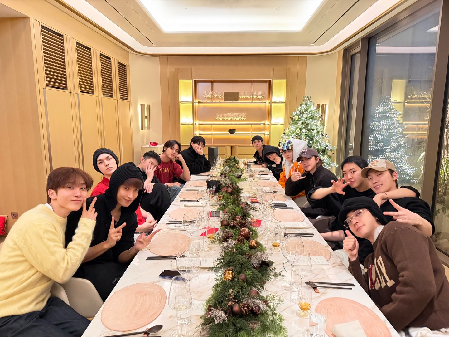 군대휴가 나온 멤버들까지 13명 완전체 회식사진 올려준 세븐틴 (2)