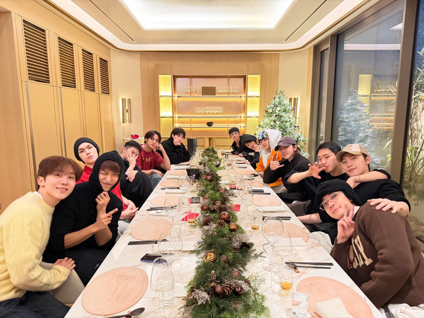 군대휴가 나온 멤버들까지 13명 완전체 회식사진 올려준 세븐틴 (1)