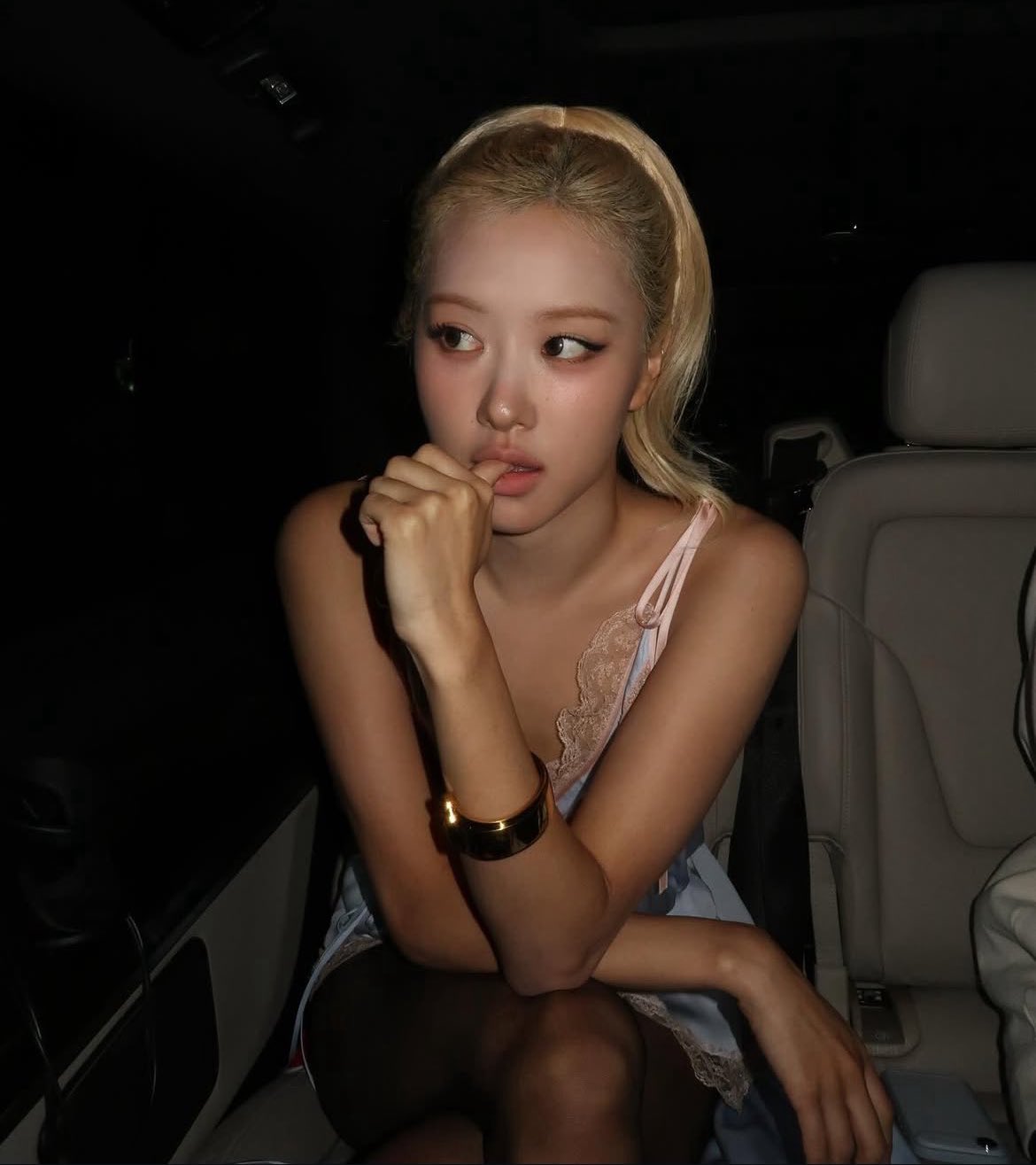 추워보이는 착장 입고 생로랑 패션쇼 참석한 로제 (2)