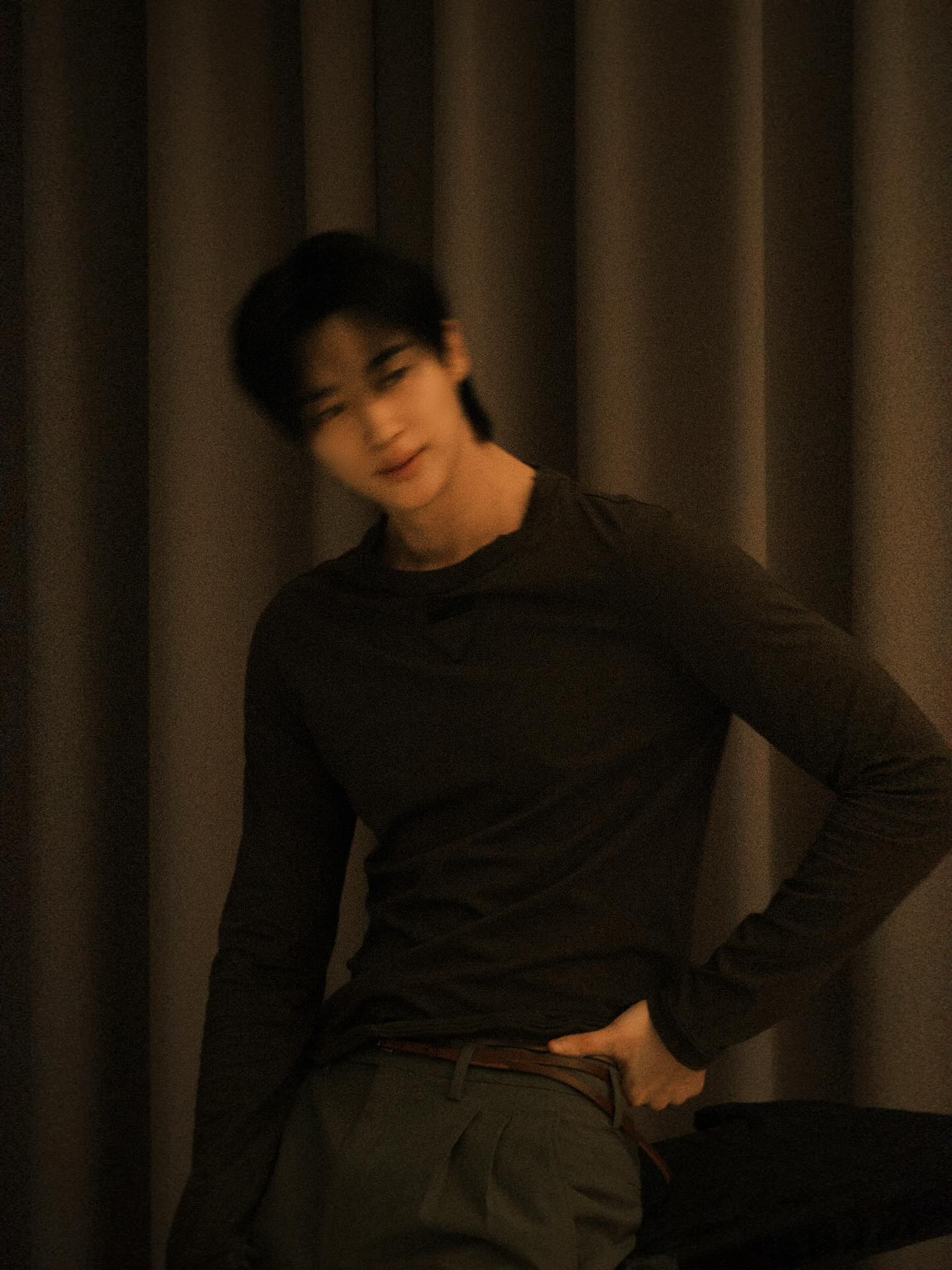 변우석 인스타 프라다 사진 업뎃 (2)