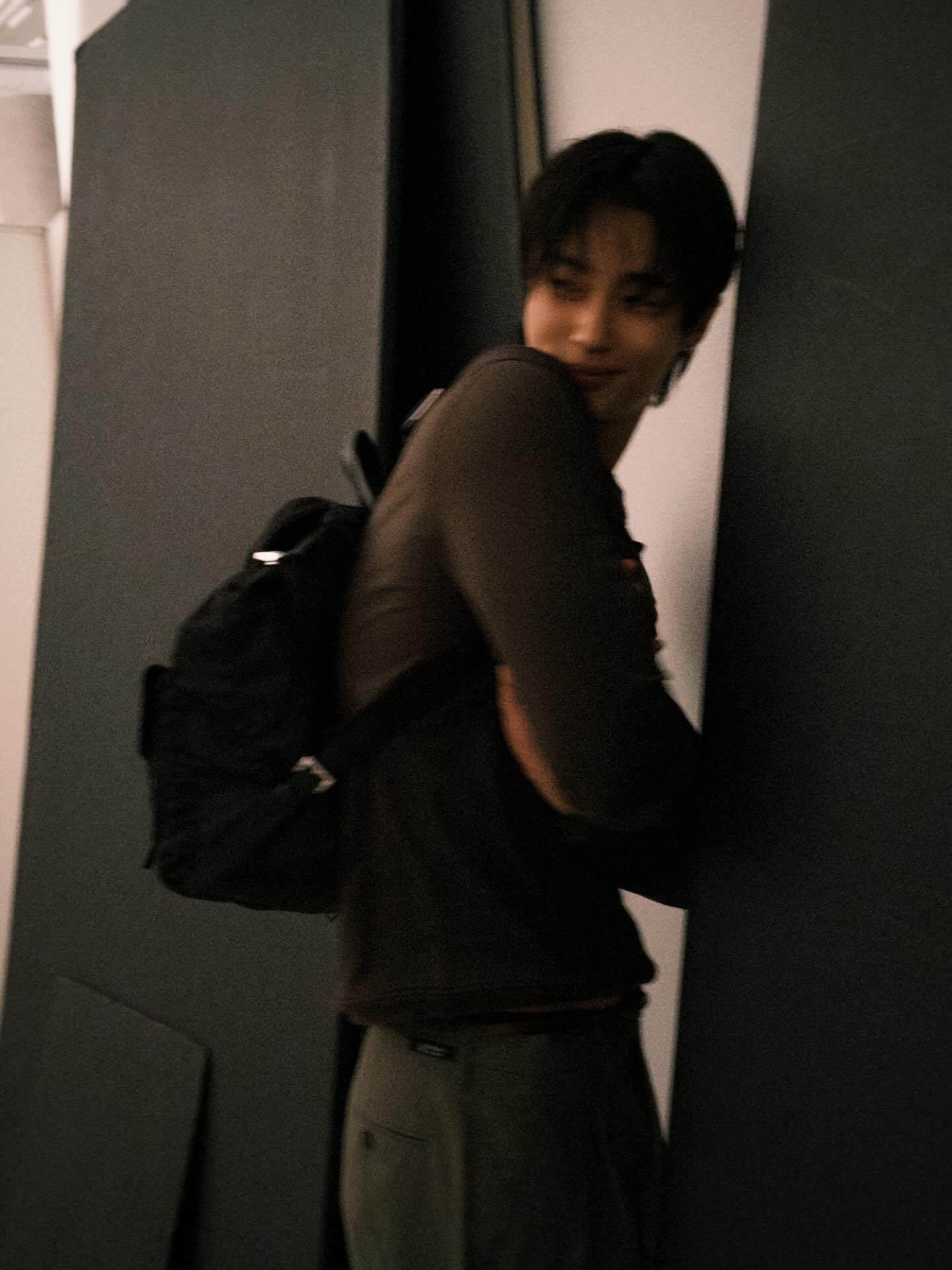 변우석 인스타 프라다 사진 업뎃 (12)