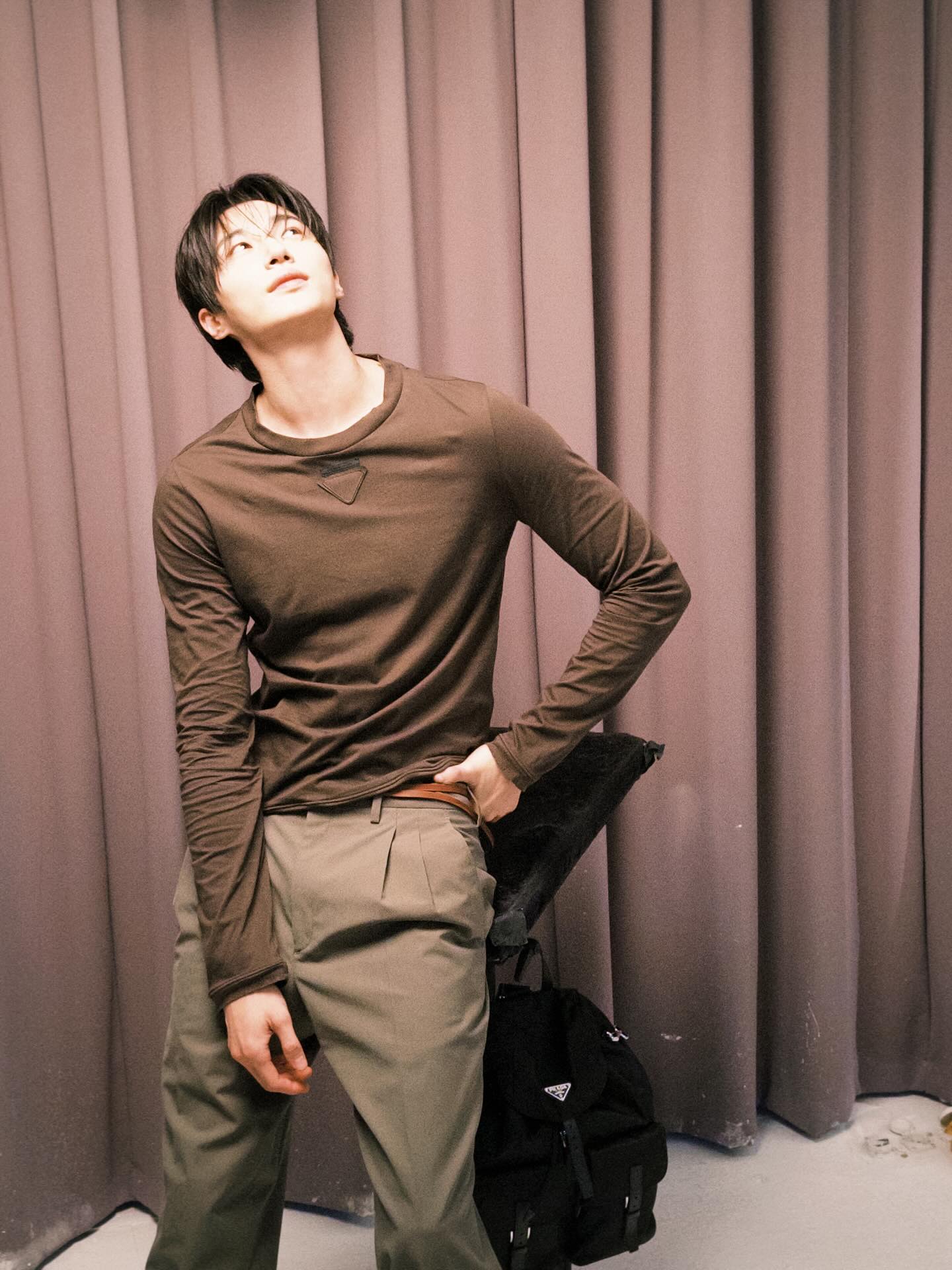 변우석 인스타 프라다 사진 업뎃 (3)