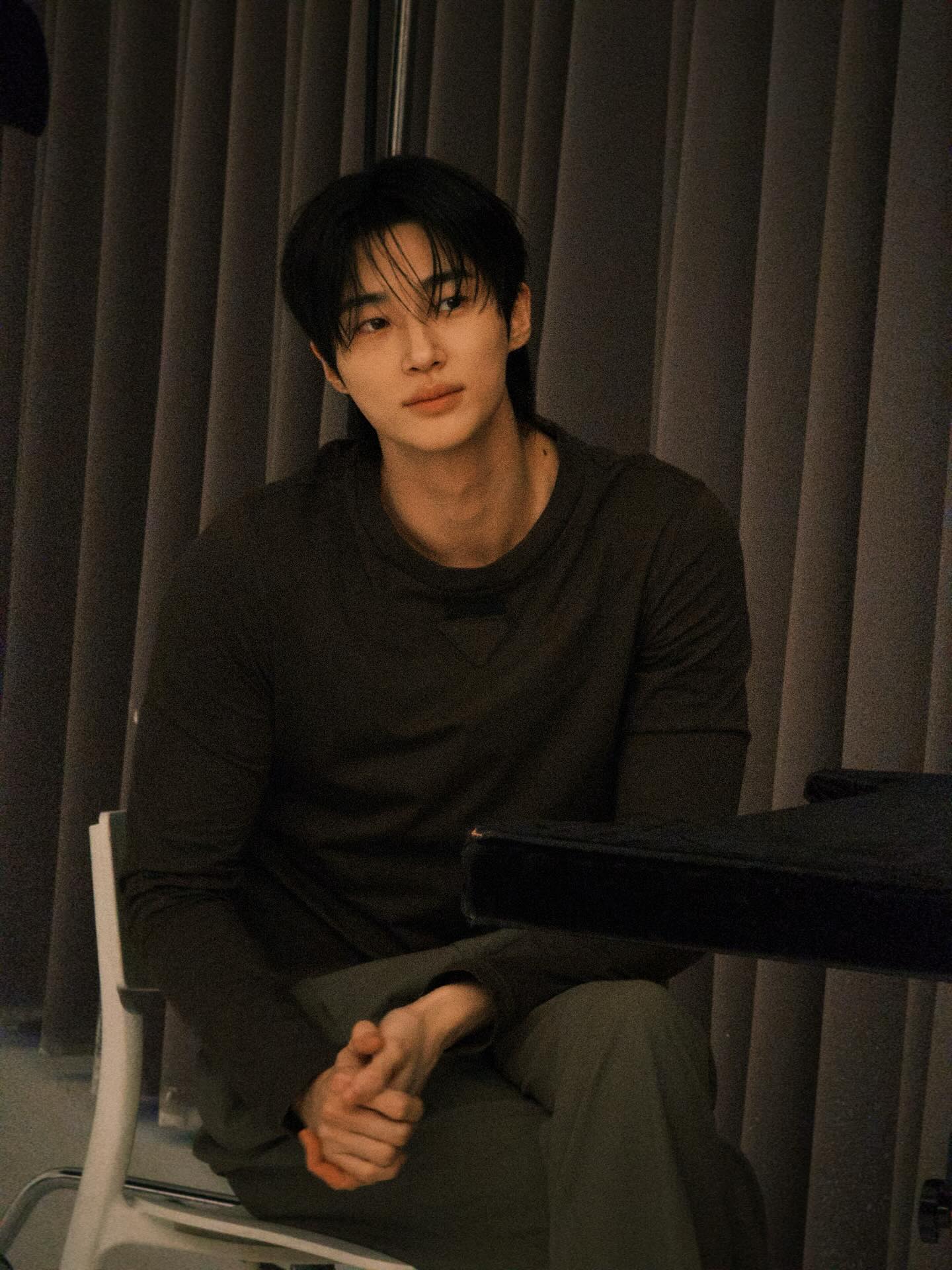 변우석 인스타 프라다 사진 업뎃 (1)